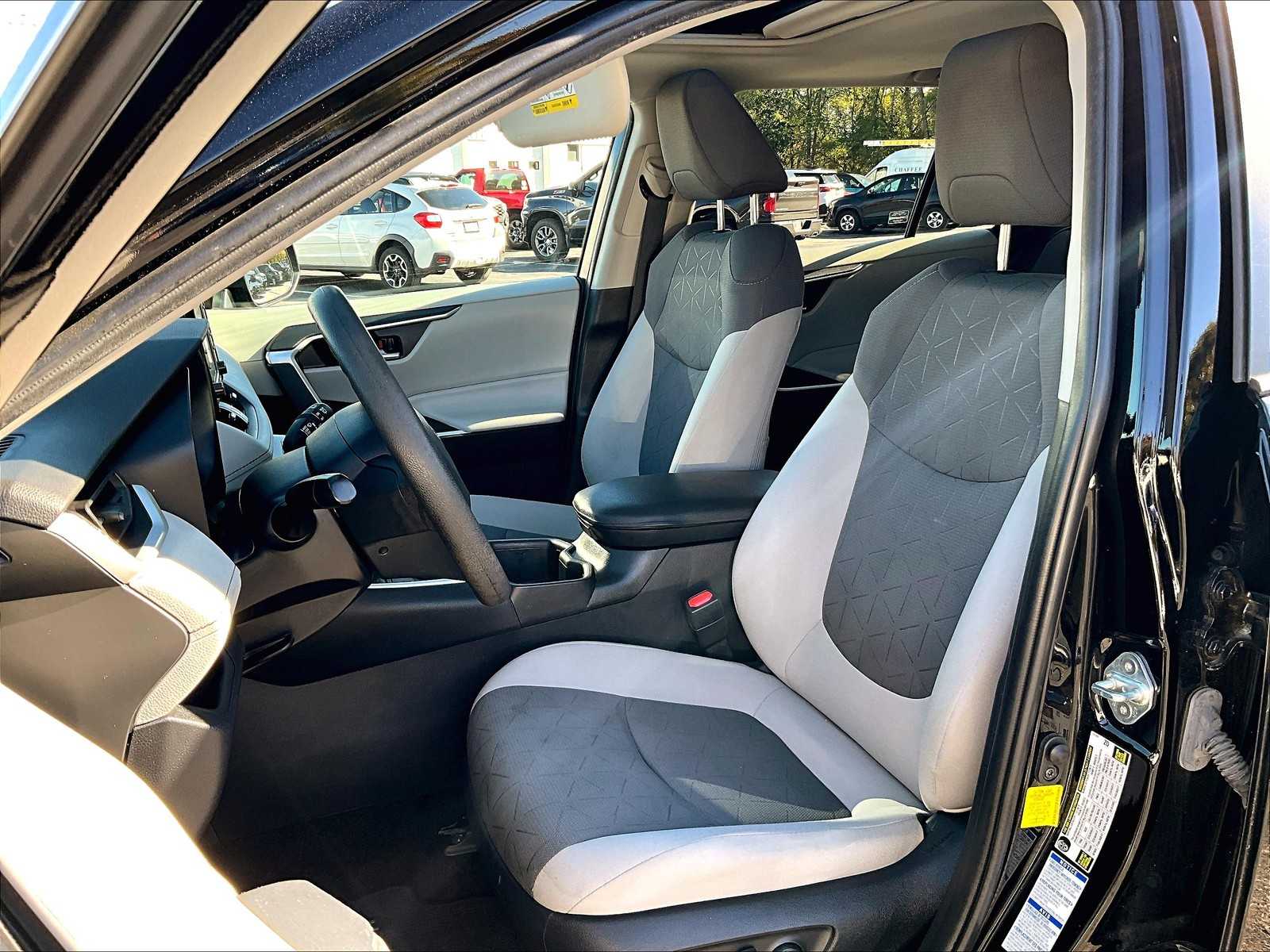 2022 Toyota RAV4 Hybrid XLE - Photo 10