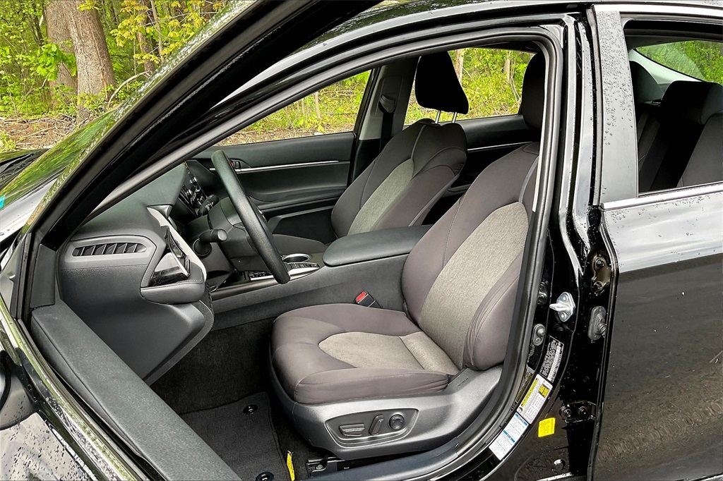 2022 Toyota Camry LE - Photo 10