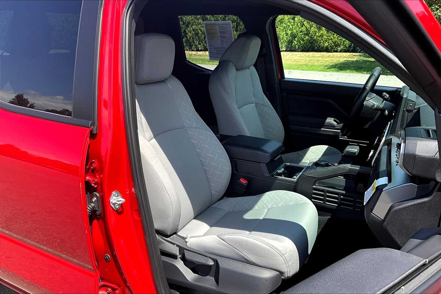 2025 Toyota Tacoma SR5 - Photo 11