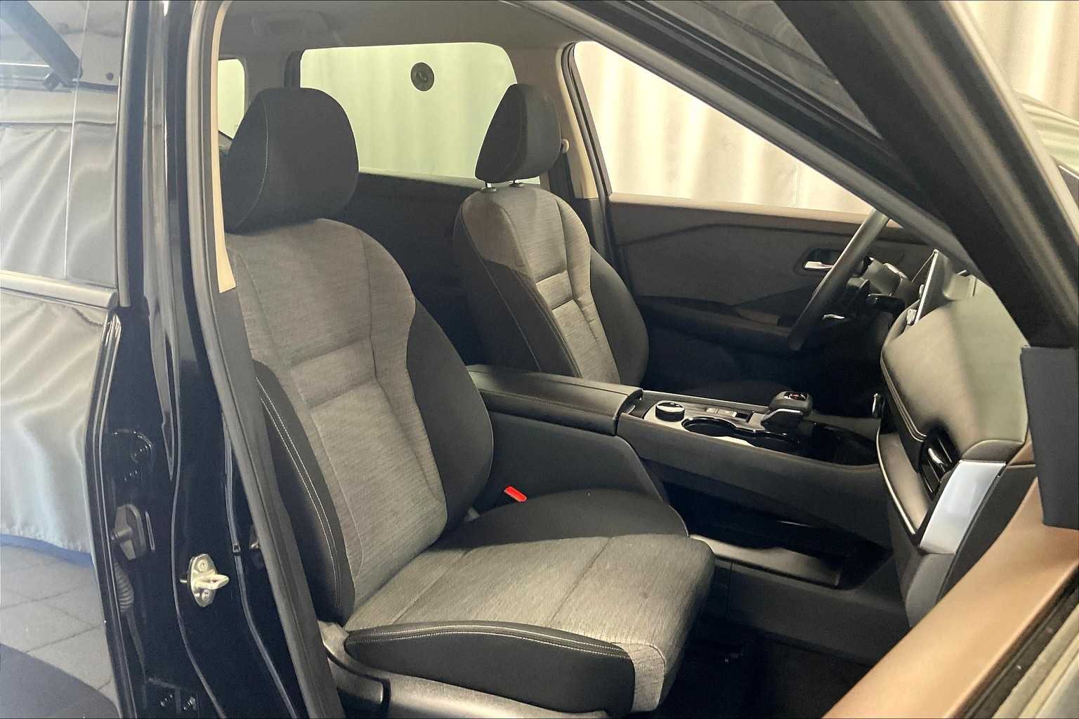 2021 Nissan Rogue SV - Photo 11