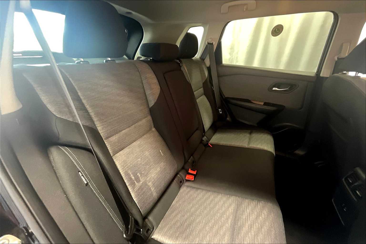 2021 Nissan Rogue SV - Photo 16