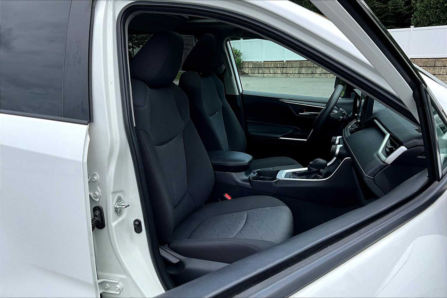 2020 Toyota RAV4 XLE - Photo 11