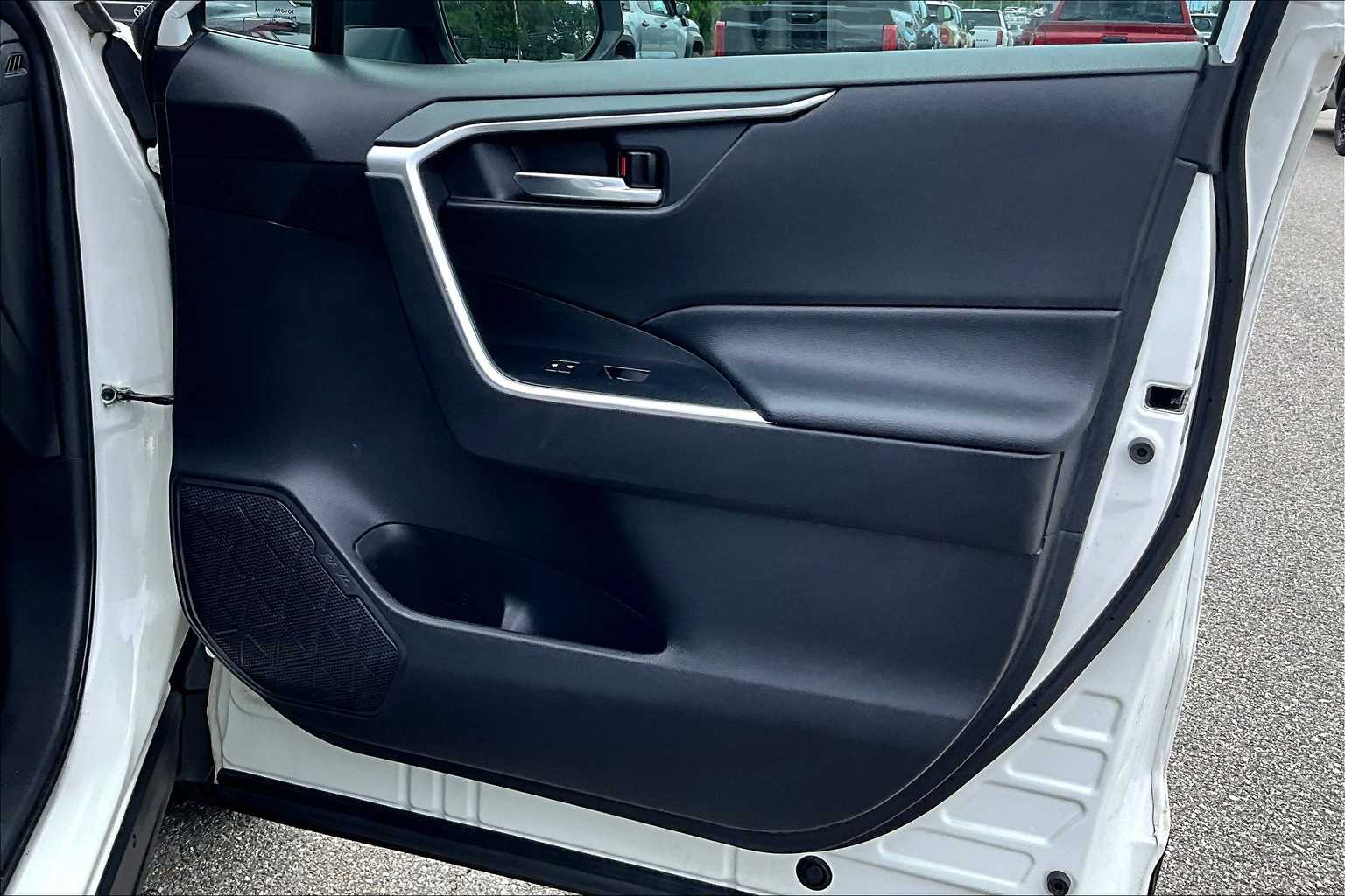 2020 Toyota RAV4 XLE - Photo 12