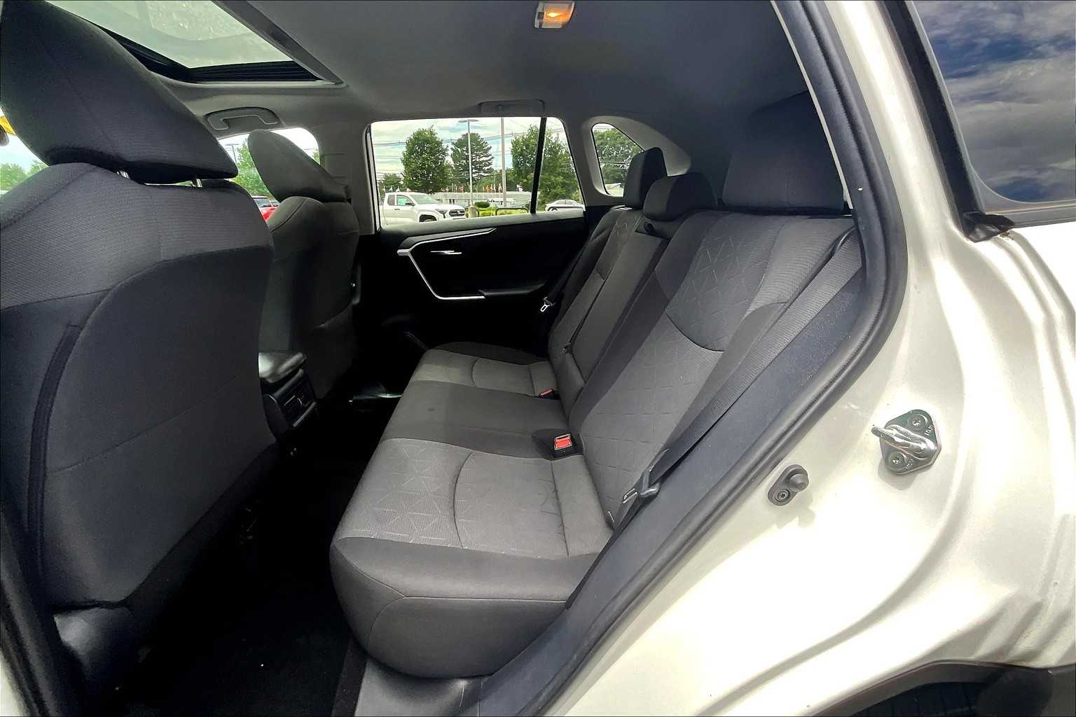 2020 Toyota RAV4 XLE - Photo 15
