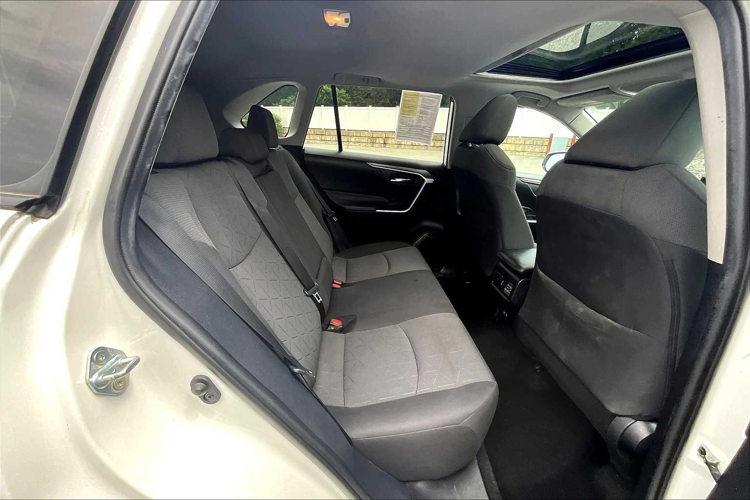 2020 Toyota RAV4 XLE - Photo 16