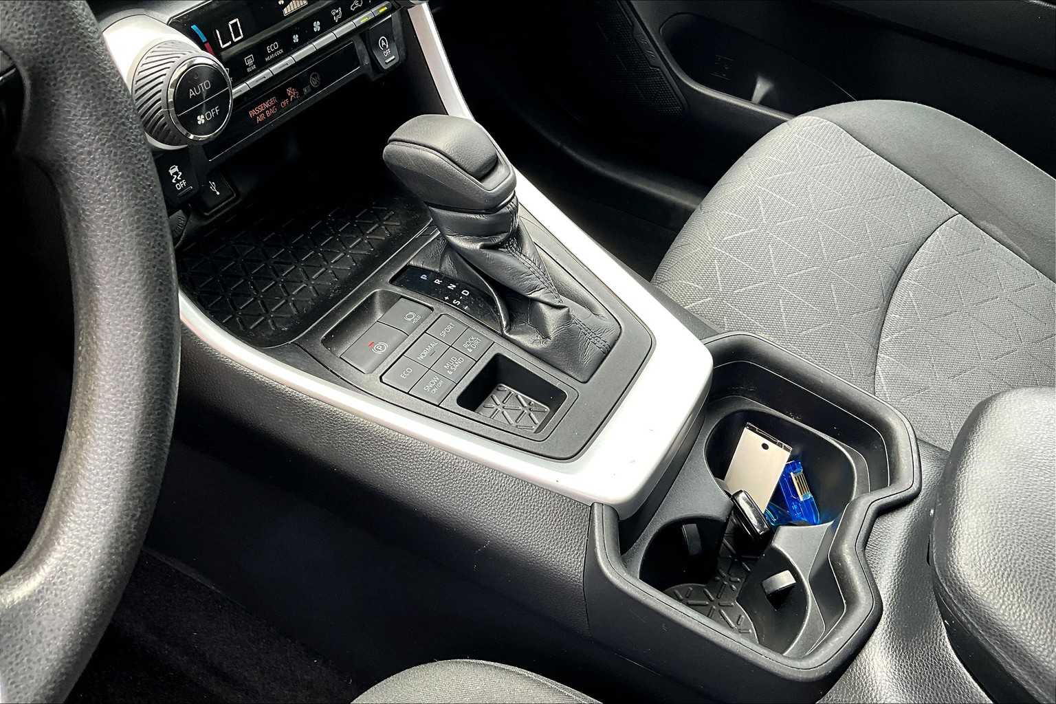 2020 Toyota RAV4 XLE - Photo 20