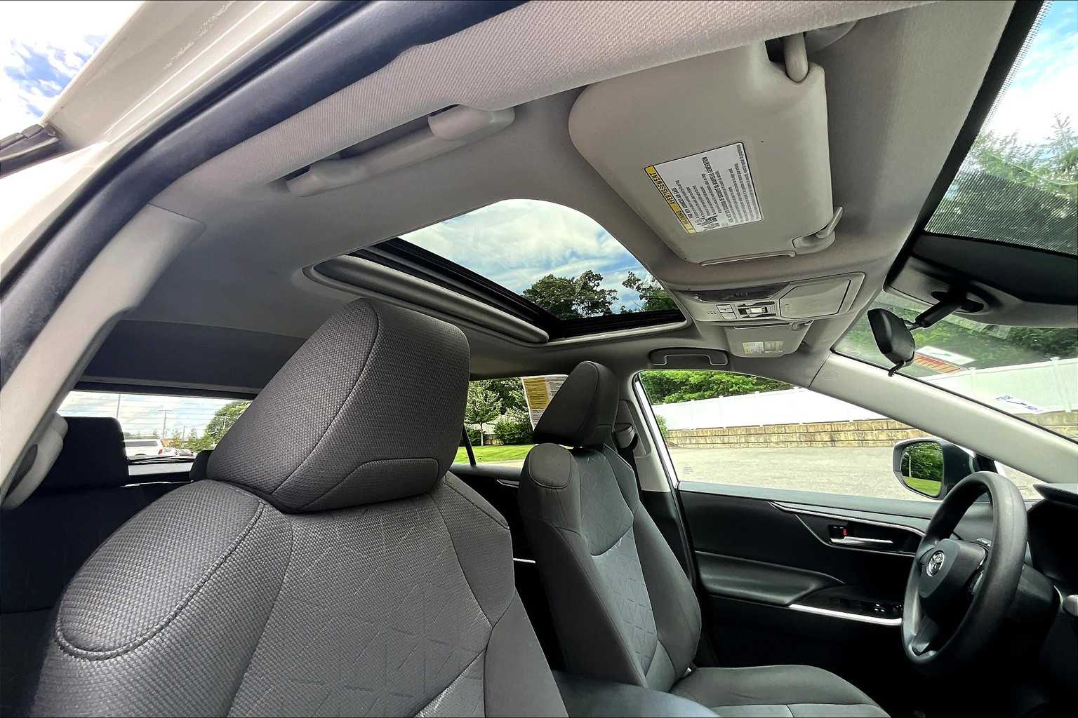 2020 Toyota RAV4 XLE - Photo 22