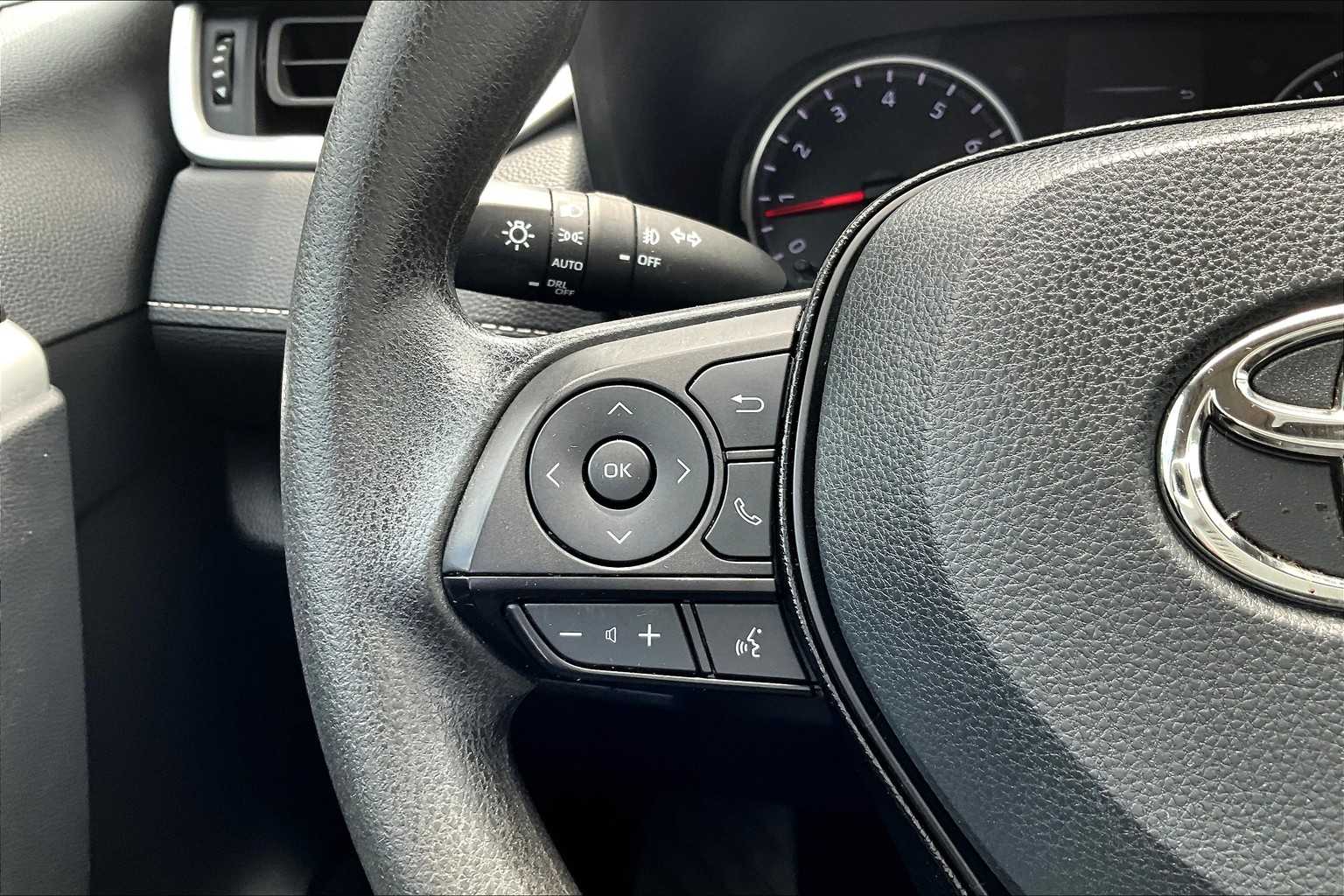 2020 Toyota RAV4 XLE - Photo 23