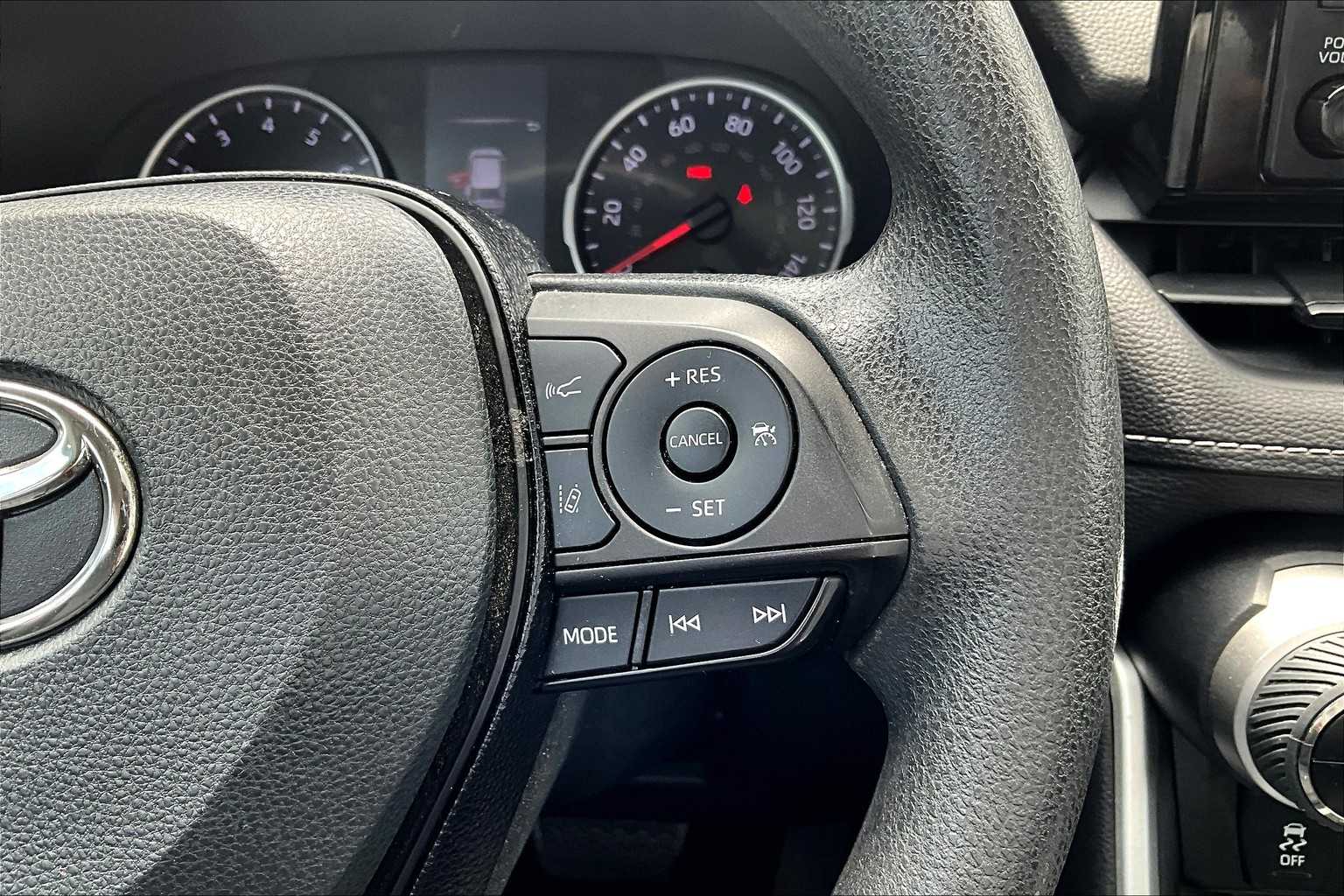2020 Toyota RAV4 XLE - Photo 24