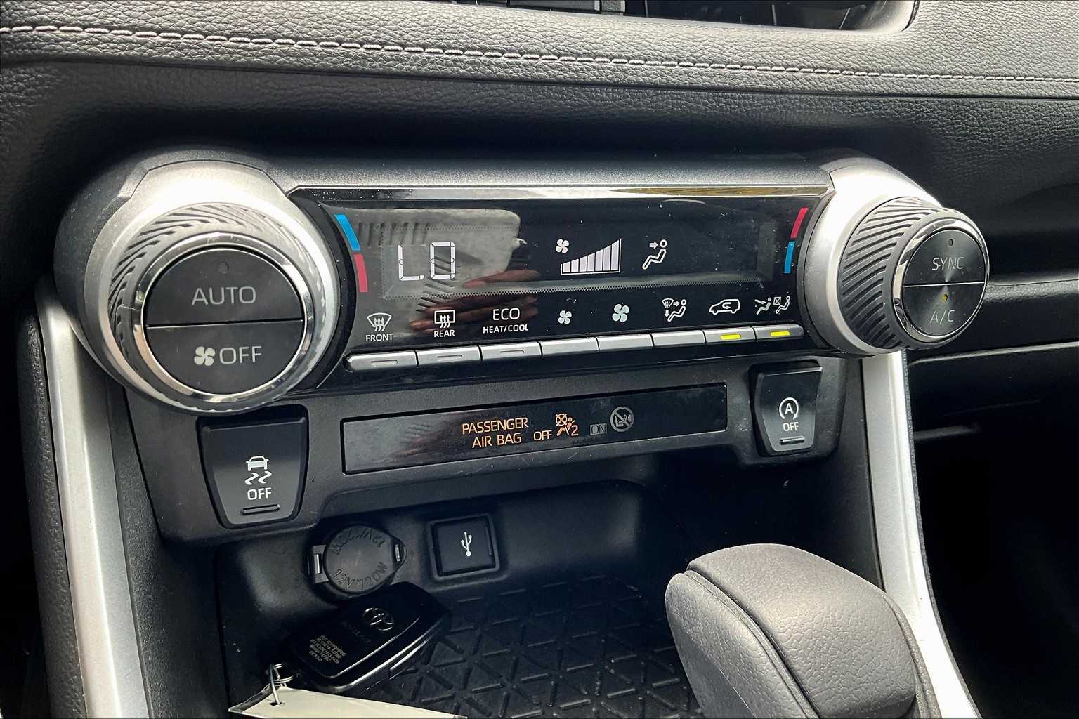 2020 Toyota RAV4 XLE - Photo 26