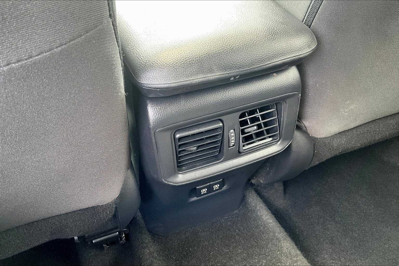 2020 Toyota RAV4 XLE - Photo 28