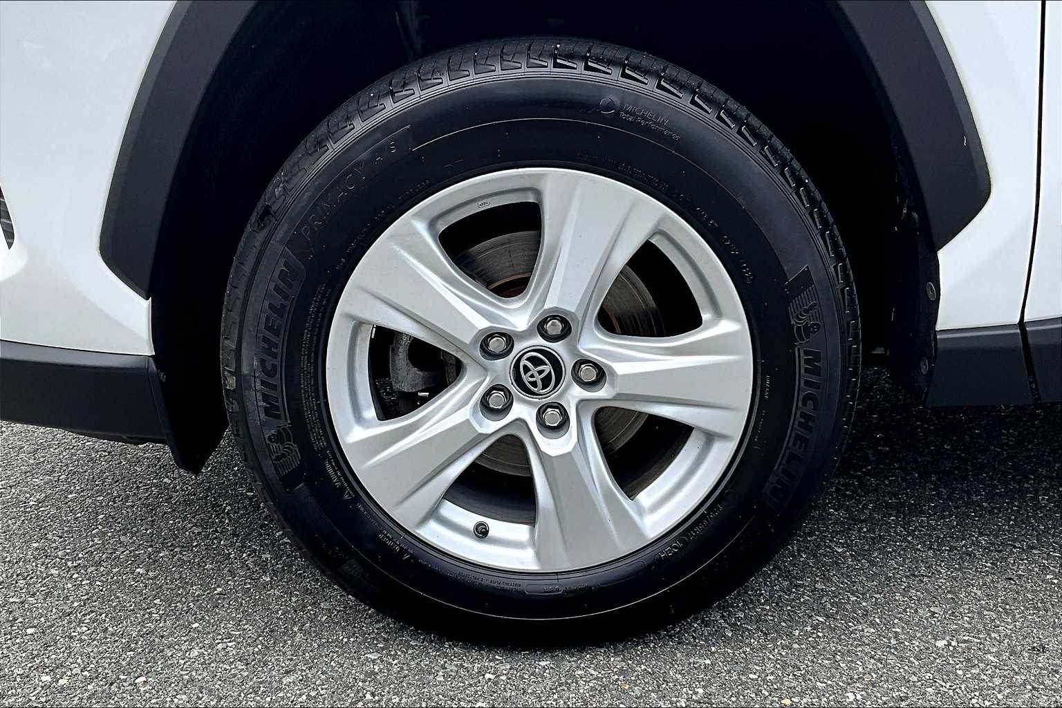 2020 Toyota RAV4 XLE - Photo 7