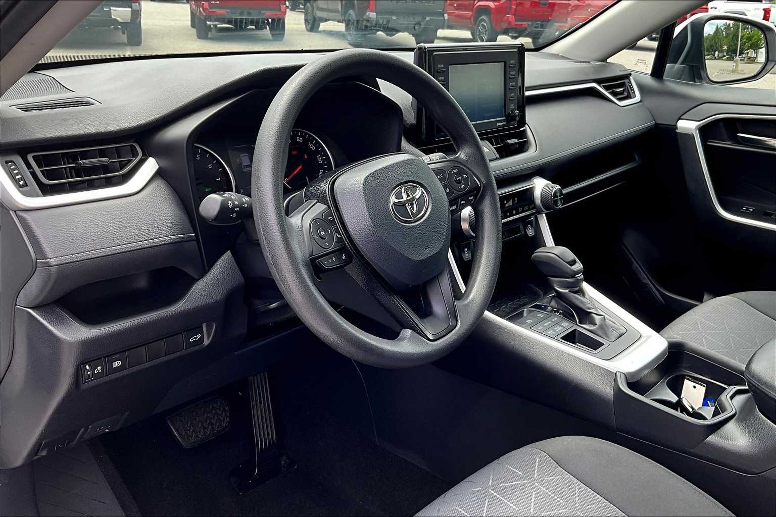 2020 Toyota RAV4 XLE - Photo 8