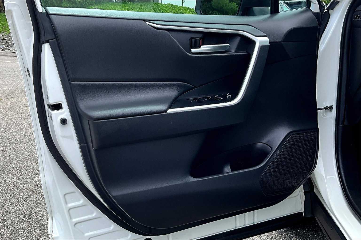 2020 Toyota RAV4 XLE - Photo 9