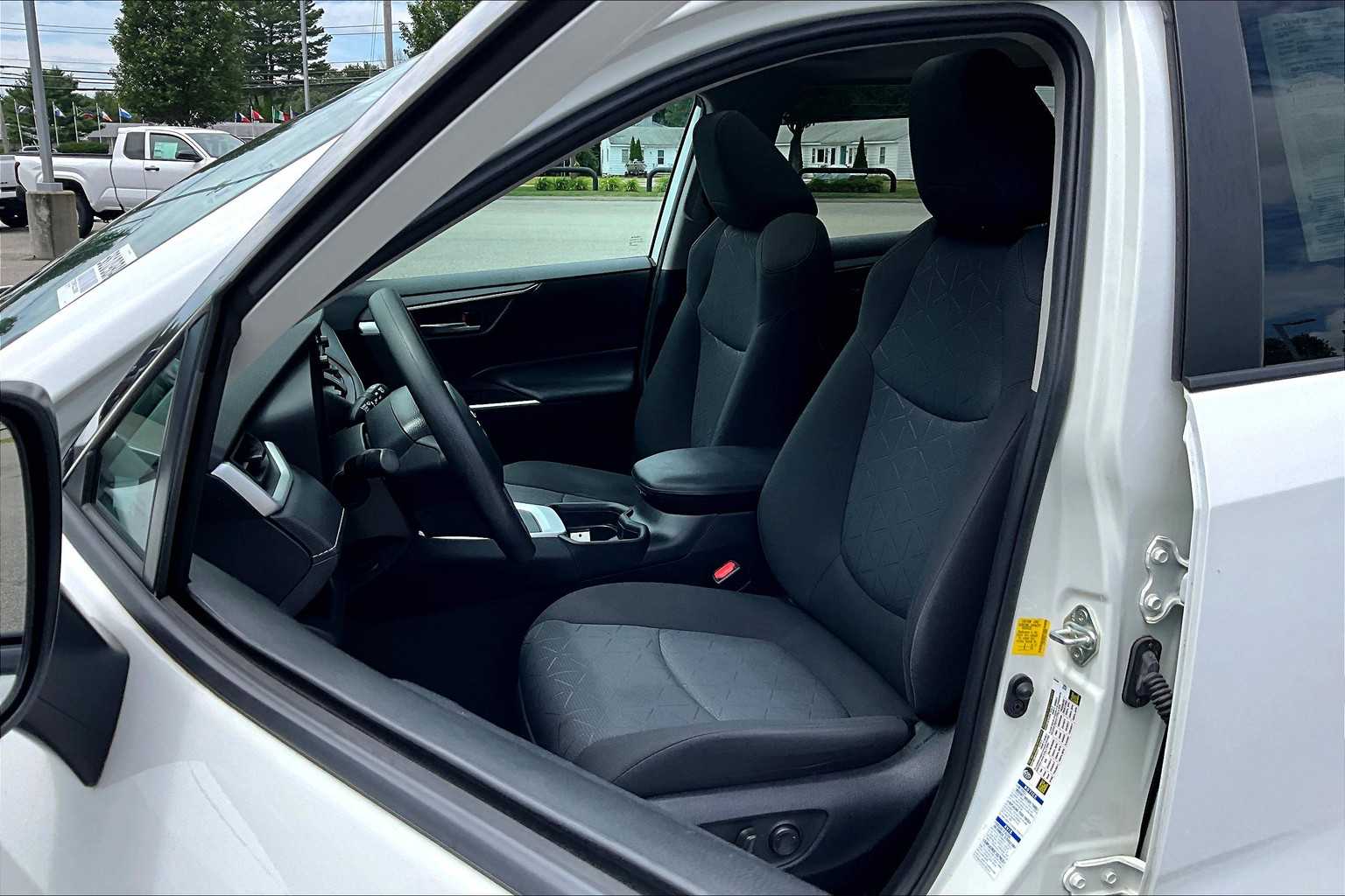 2020 Toyota RAV4 XLE - Photo 10