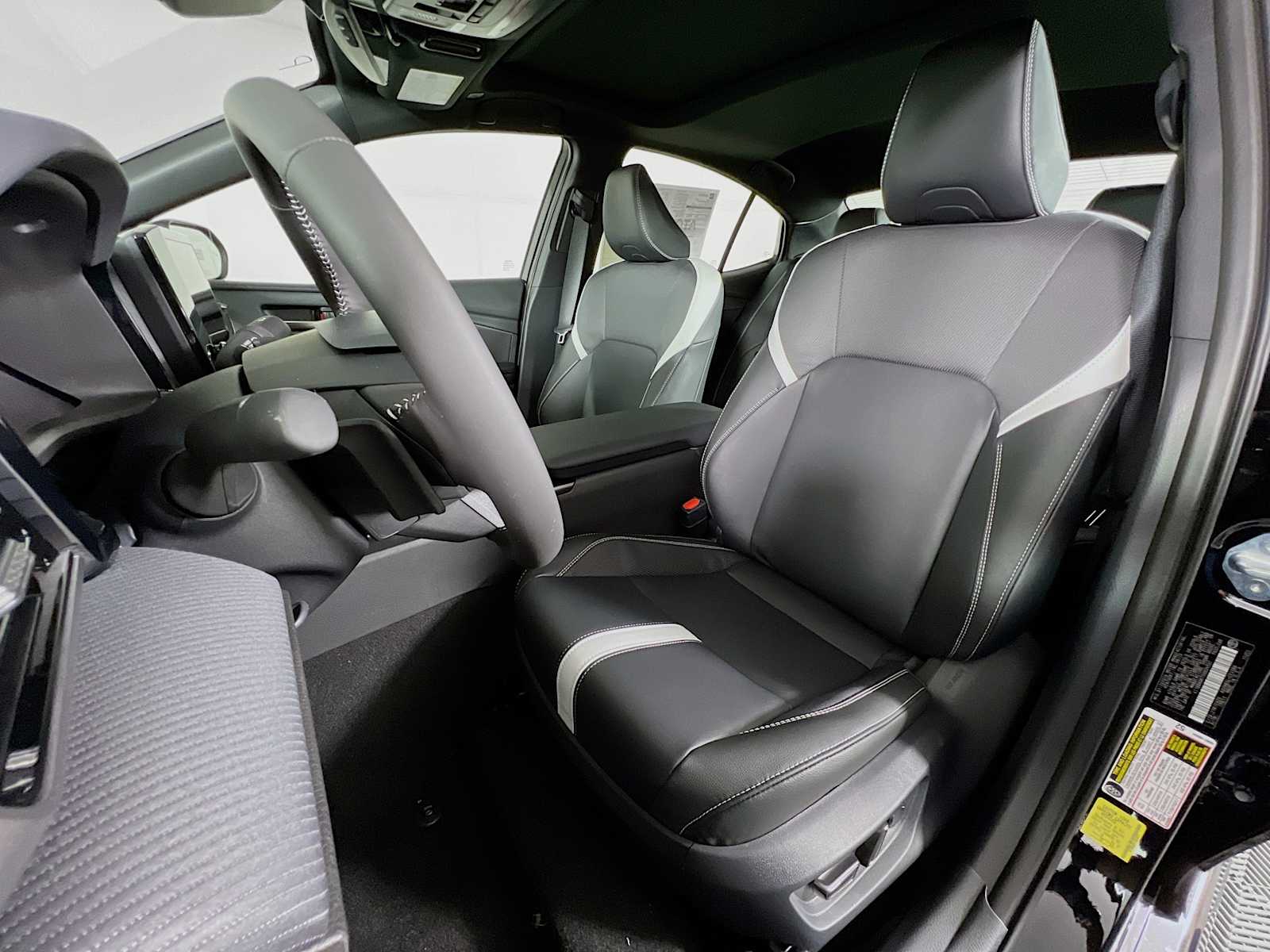 2025 Toyota Camry SE - Photo 12