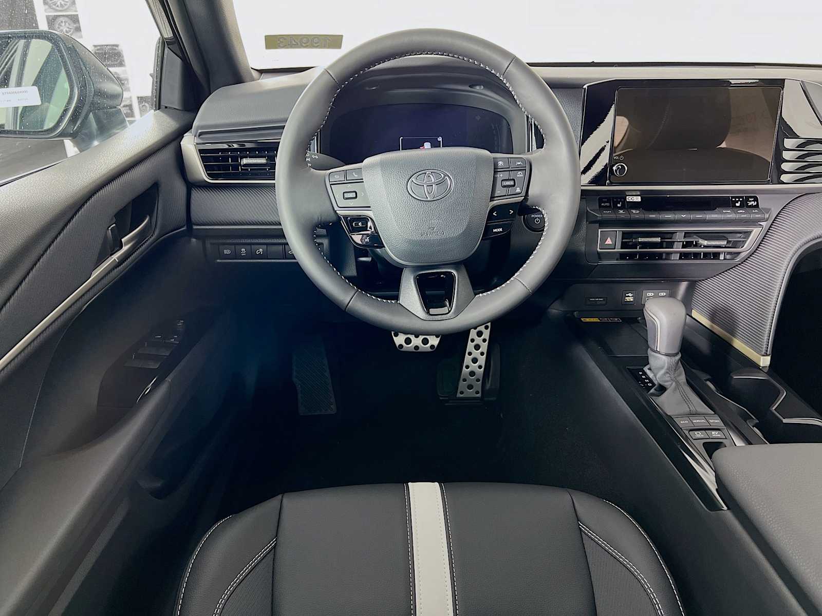 2025 Toyota Camry SE - Photo 15