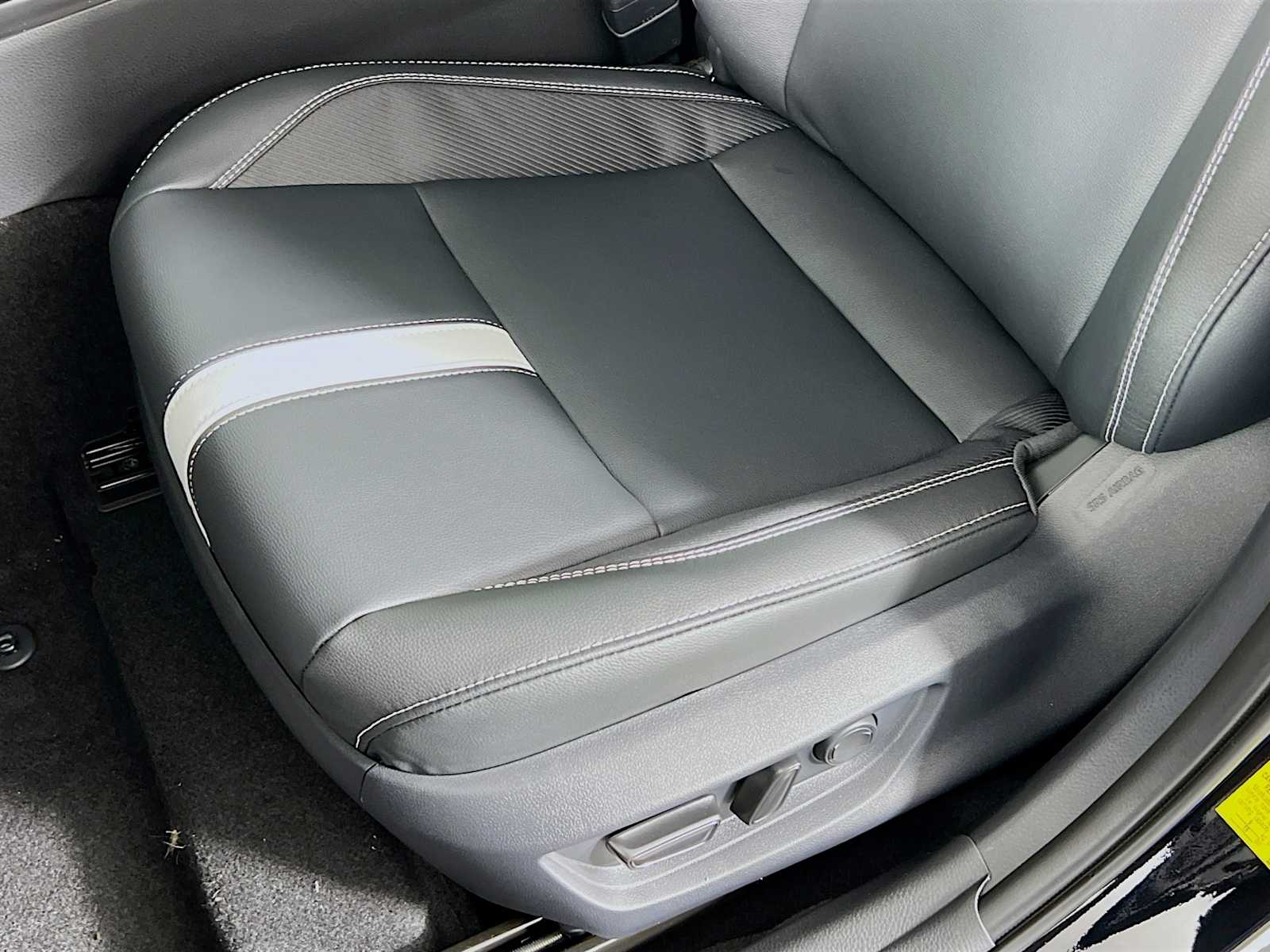 2025 Toyota Camry SE - Photo 17