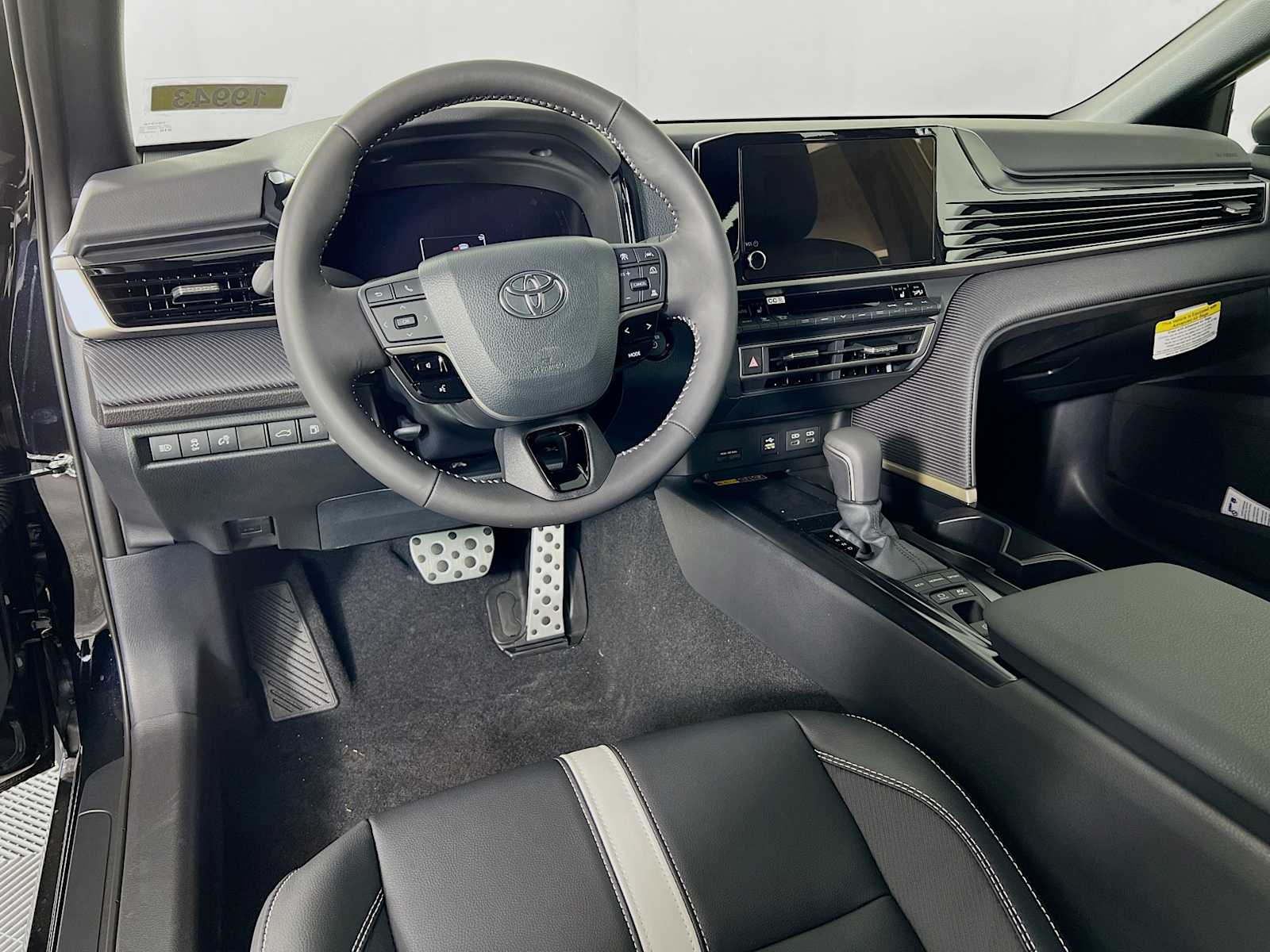 2025 Toyota Camry SE - Photo 6