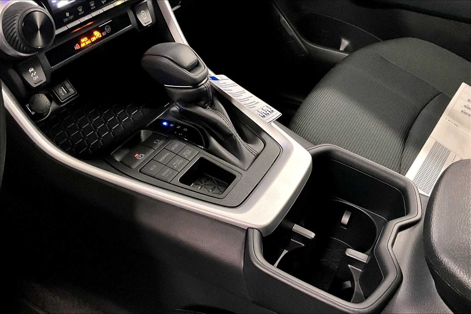 2025 Toyota RAV4 LE - Photo 14