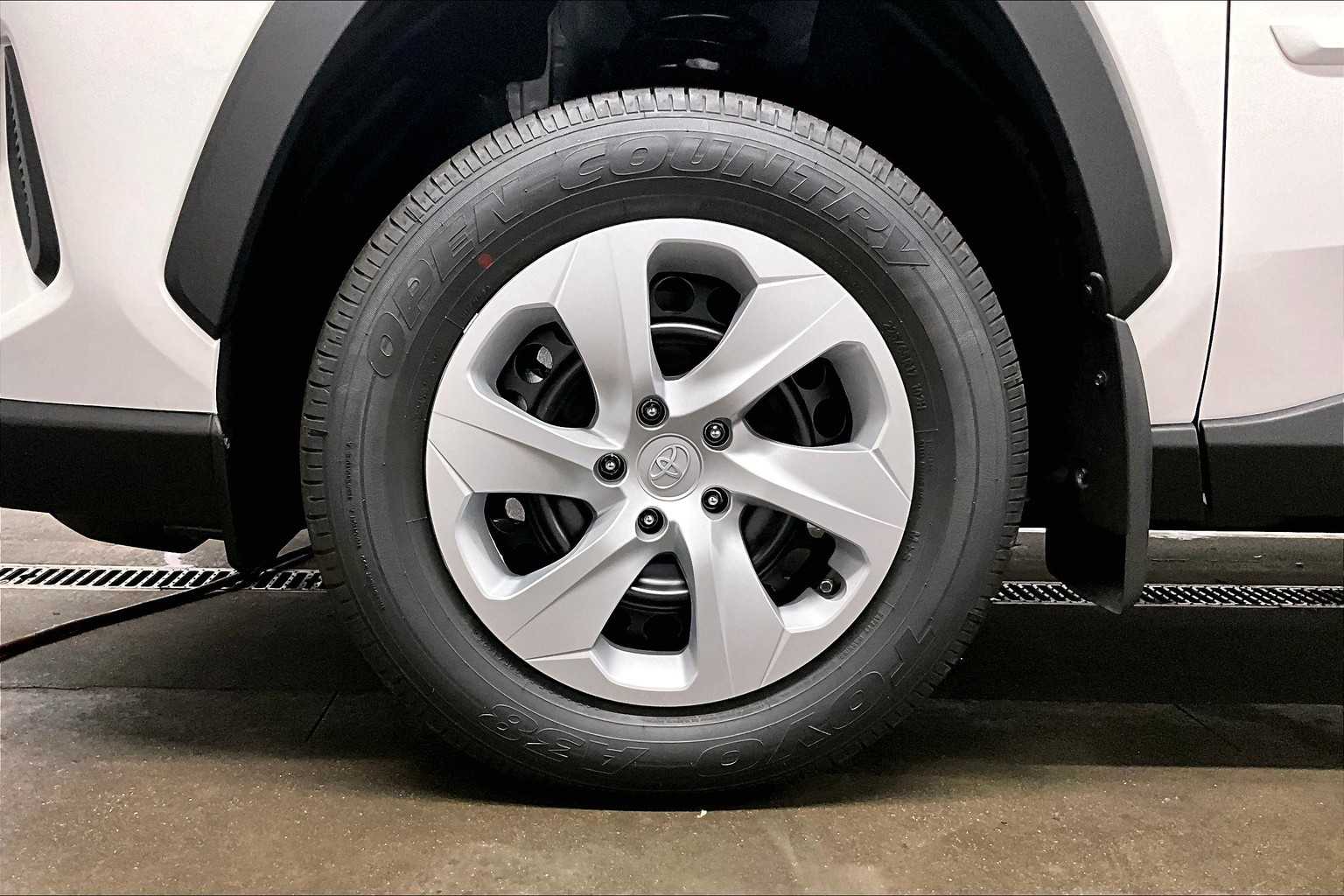 2025 Toyota RAV4 LE - Photo 8
