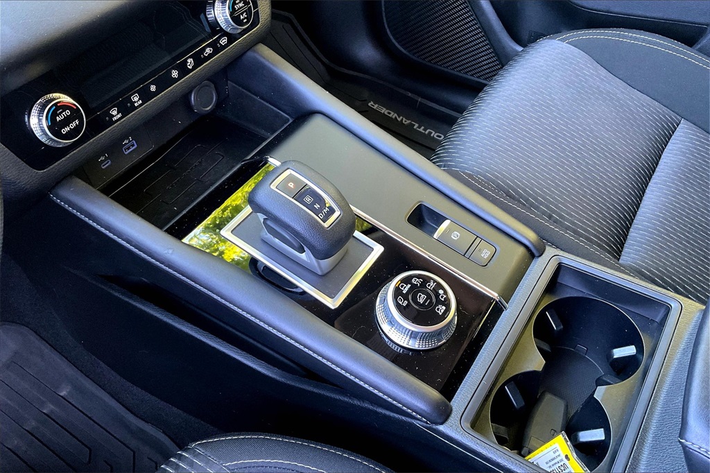 2022 Mitsubishi Outlander ES - Photo 19