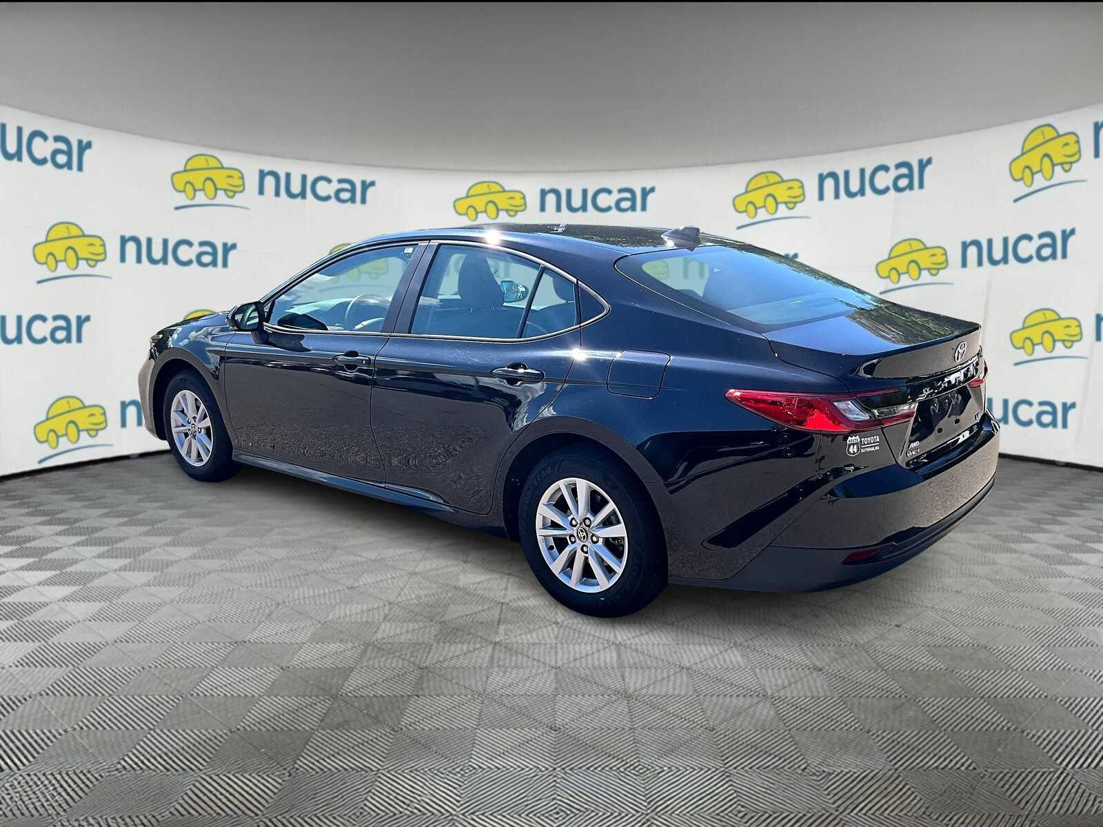 2025 Toyota Camry LE - Photo 3