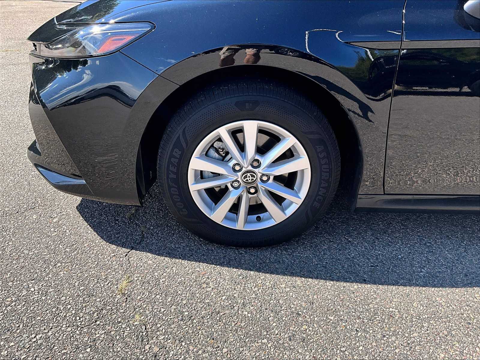 2025 Toyota Camry LE - Photo 4