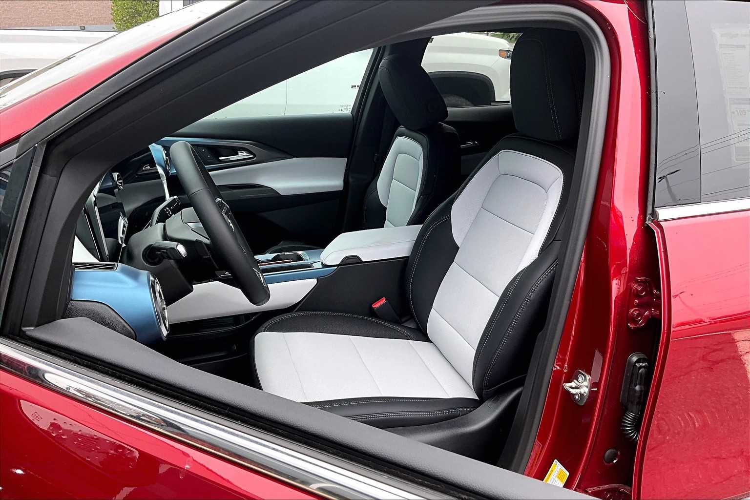 2025 Chevrolet Equinox EV LT - Photo 11