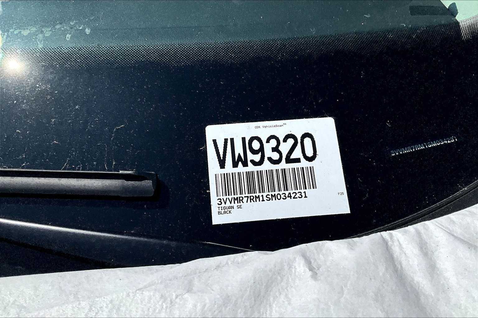 2025 Volkswagen Tiguan SE - Photo 18