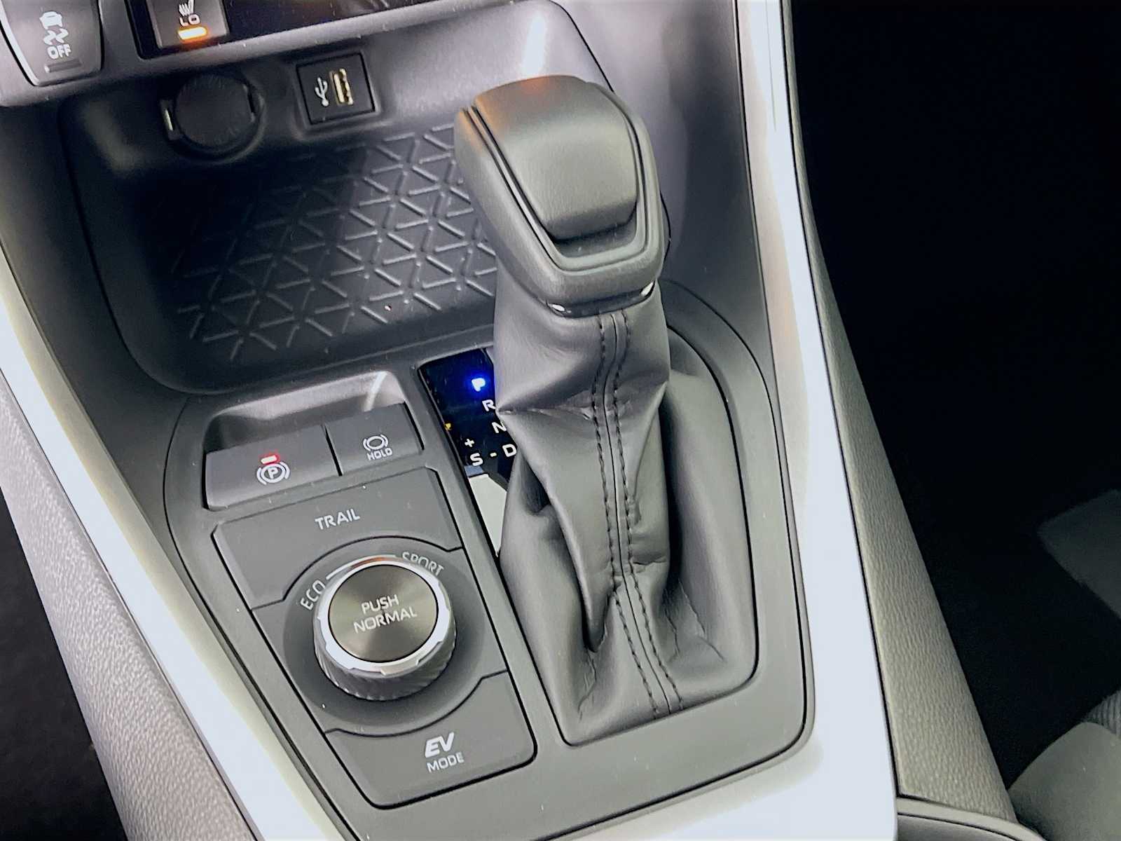 2025 Toyota RAV4 Hybrid XLE - Photo 11