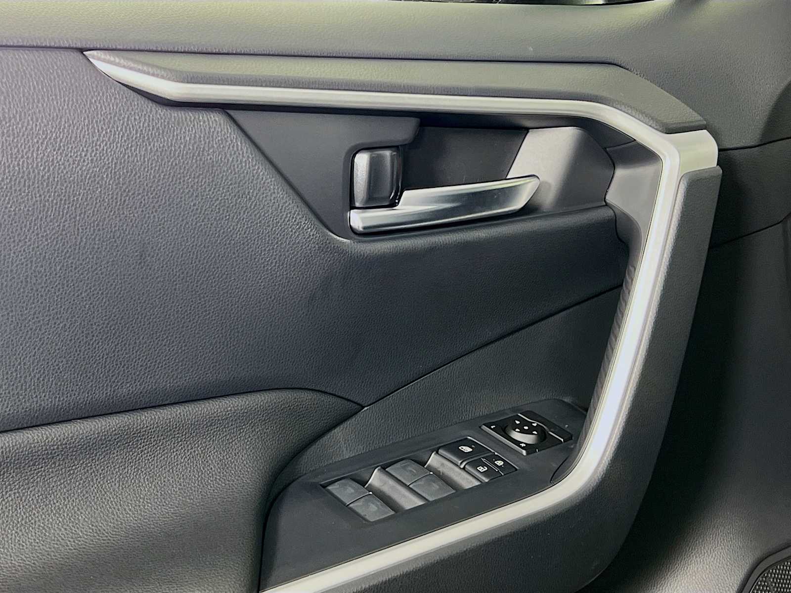2025 Toyota RAV4 Hybrid XLE - Photo 16