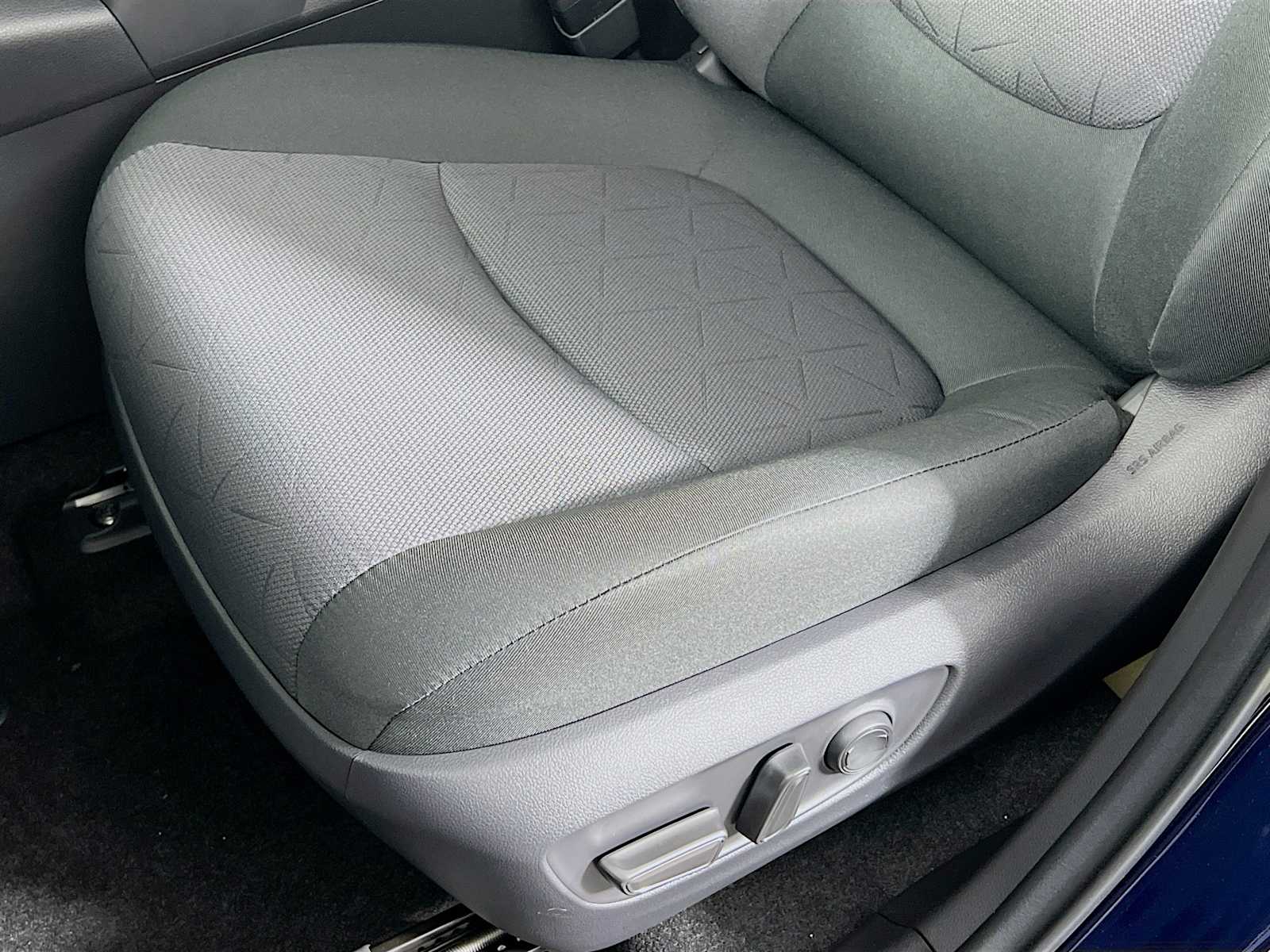 2025 Toyota RAV4 Hybrid XLE - Photo 17