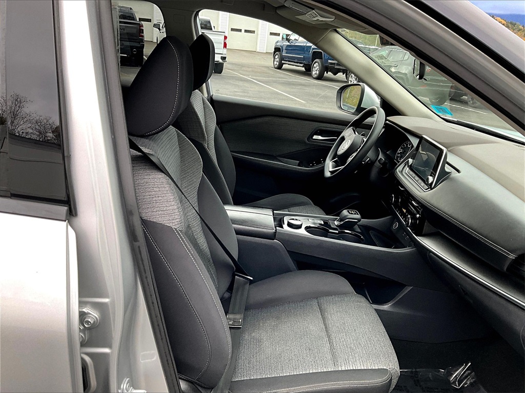 2021 Nissan Rogue SV - Photo 11