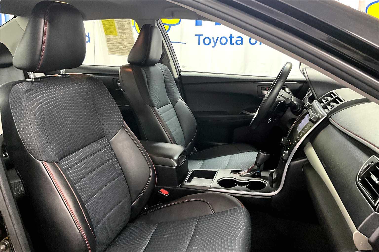 2015 Toyota Camry SE - Photo 11