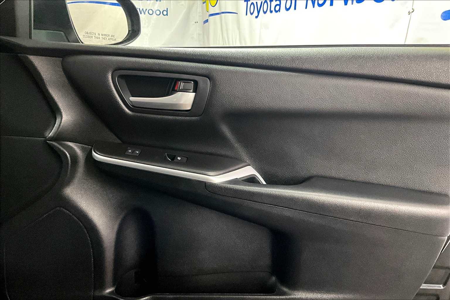 2015 Toyota Camry SE - Photo 12