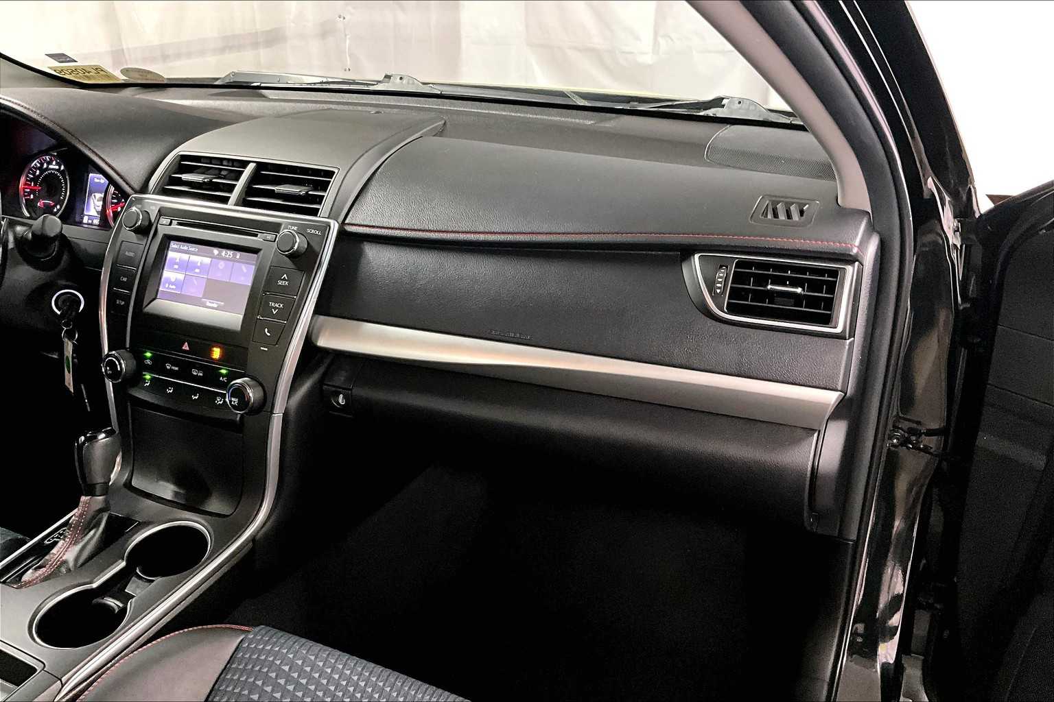 2015 Toyota Camry SE - Photo 13
