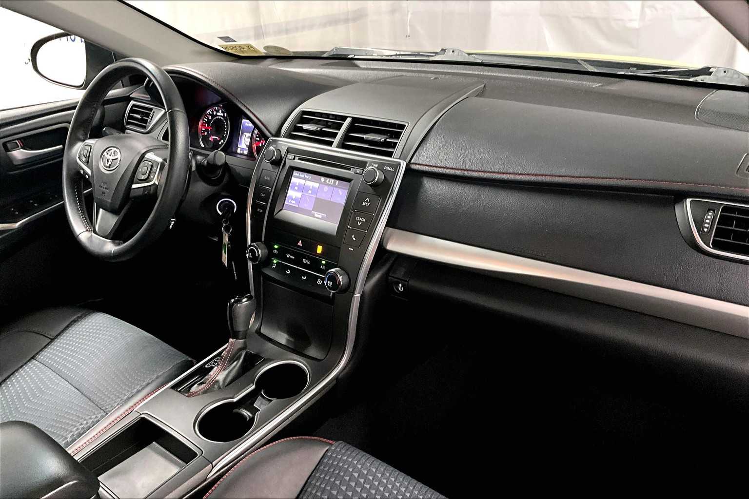 2015 Toyota Camry SE - Photo 14