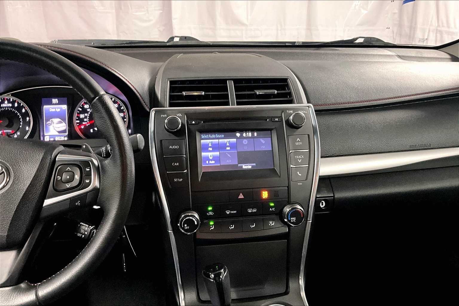 2015 Toyota Camry SE - Photo 18