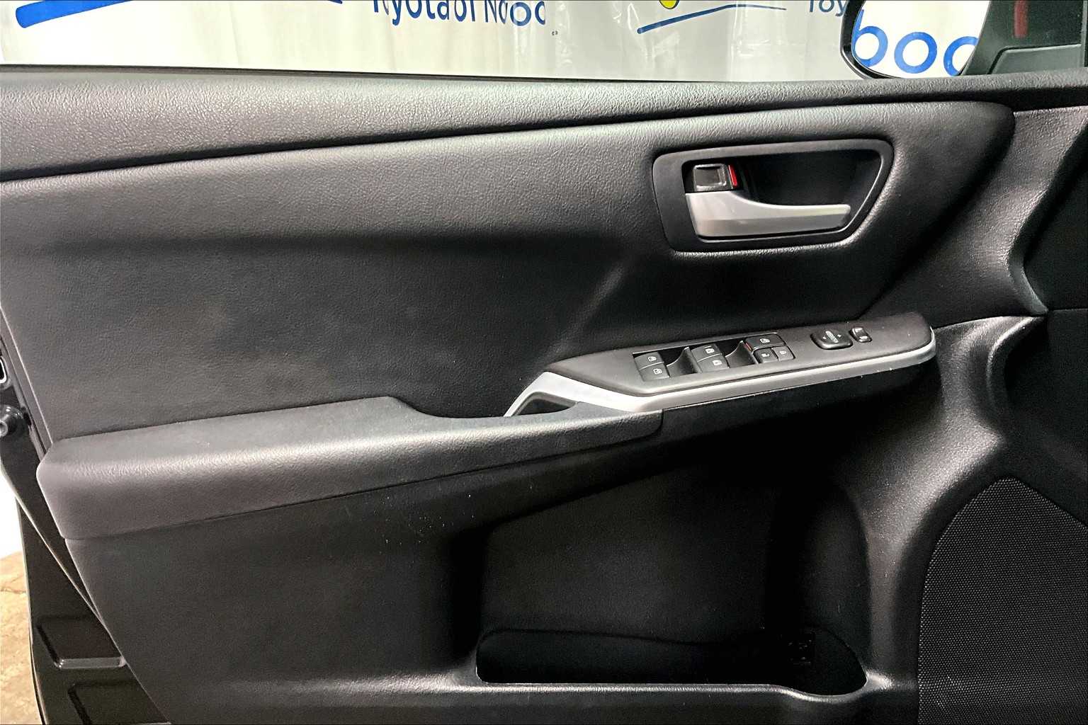 2015 Toyota Camry SE - Photo 9