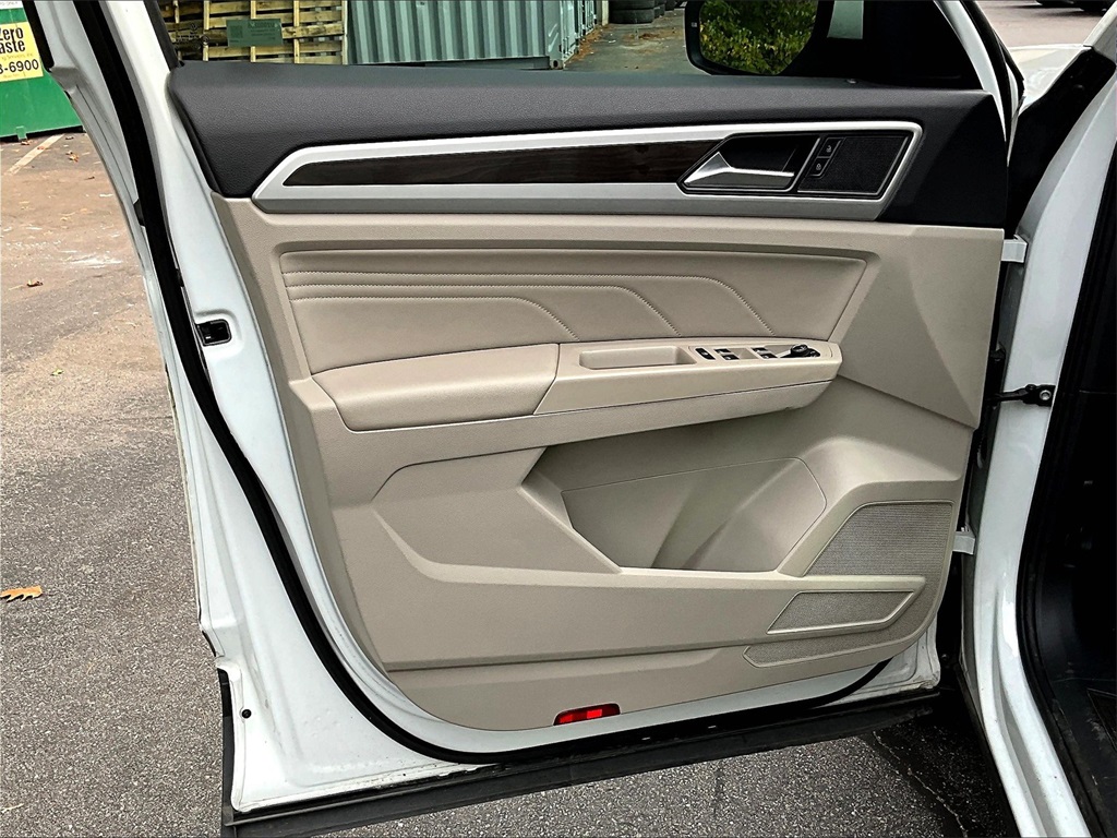 2022 Volkswagen Atlas 3.6L V6 SE w/Technology - Photo 9