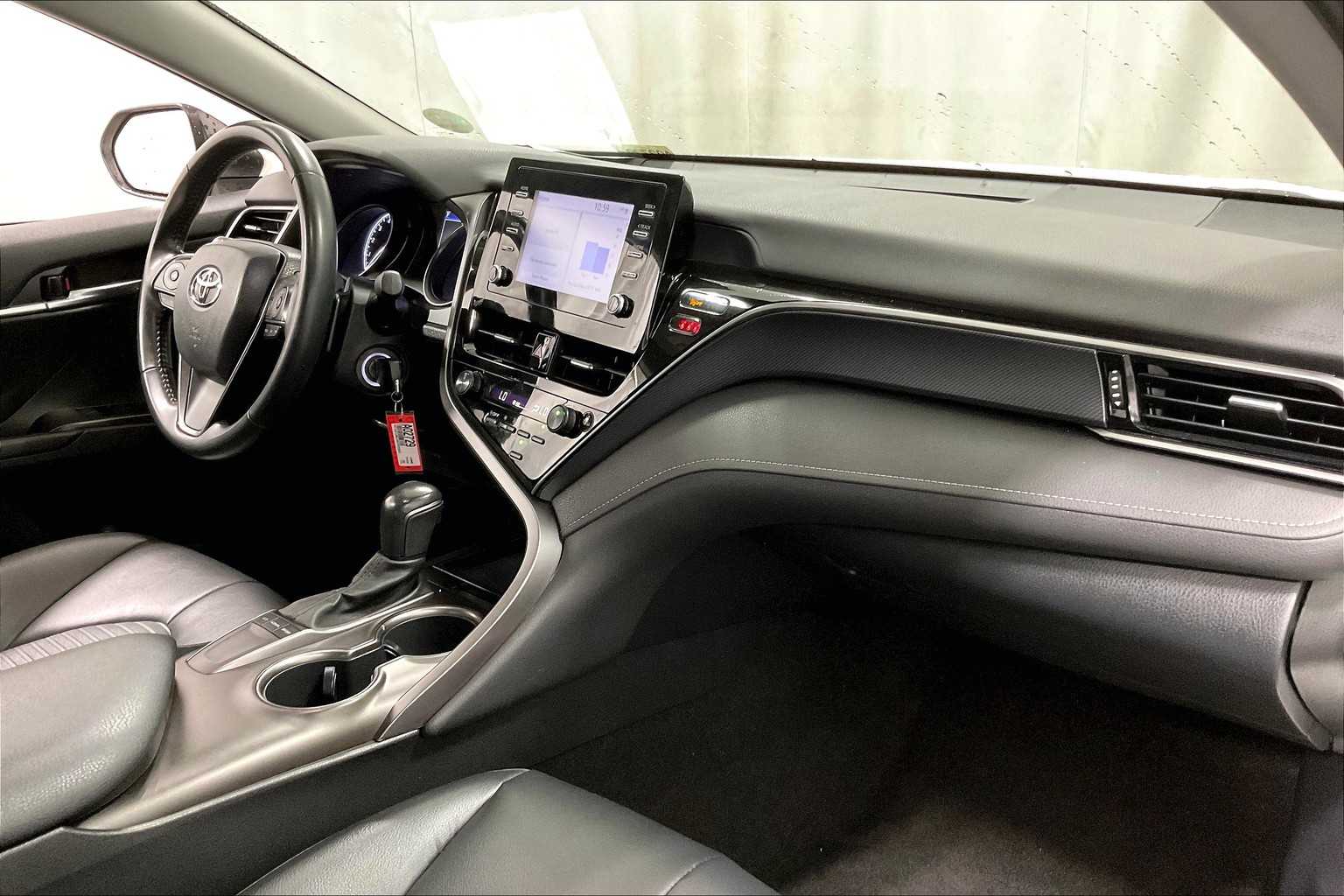 2022 Toyota Camry SE - Photo 14