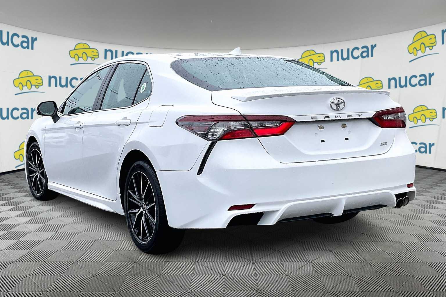2022 Toyota Camry SE - Photo 4