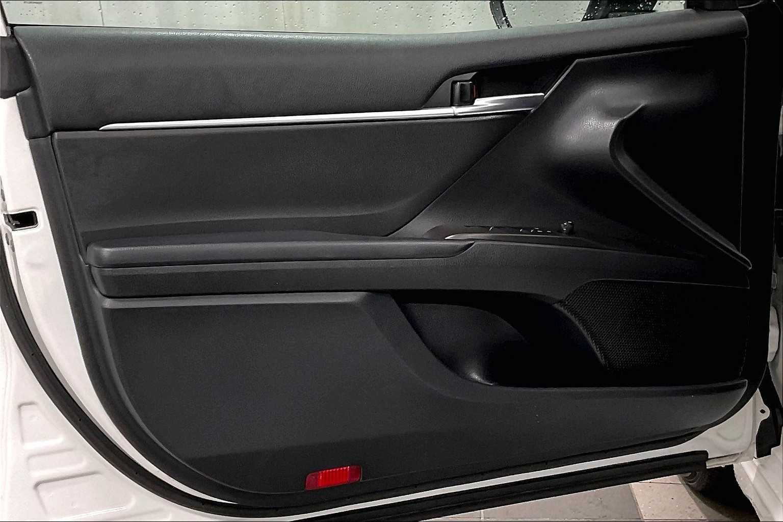 2022 Toyota Camry SE - Photo 9
