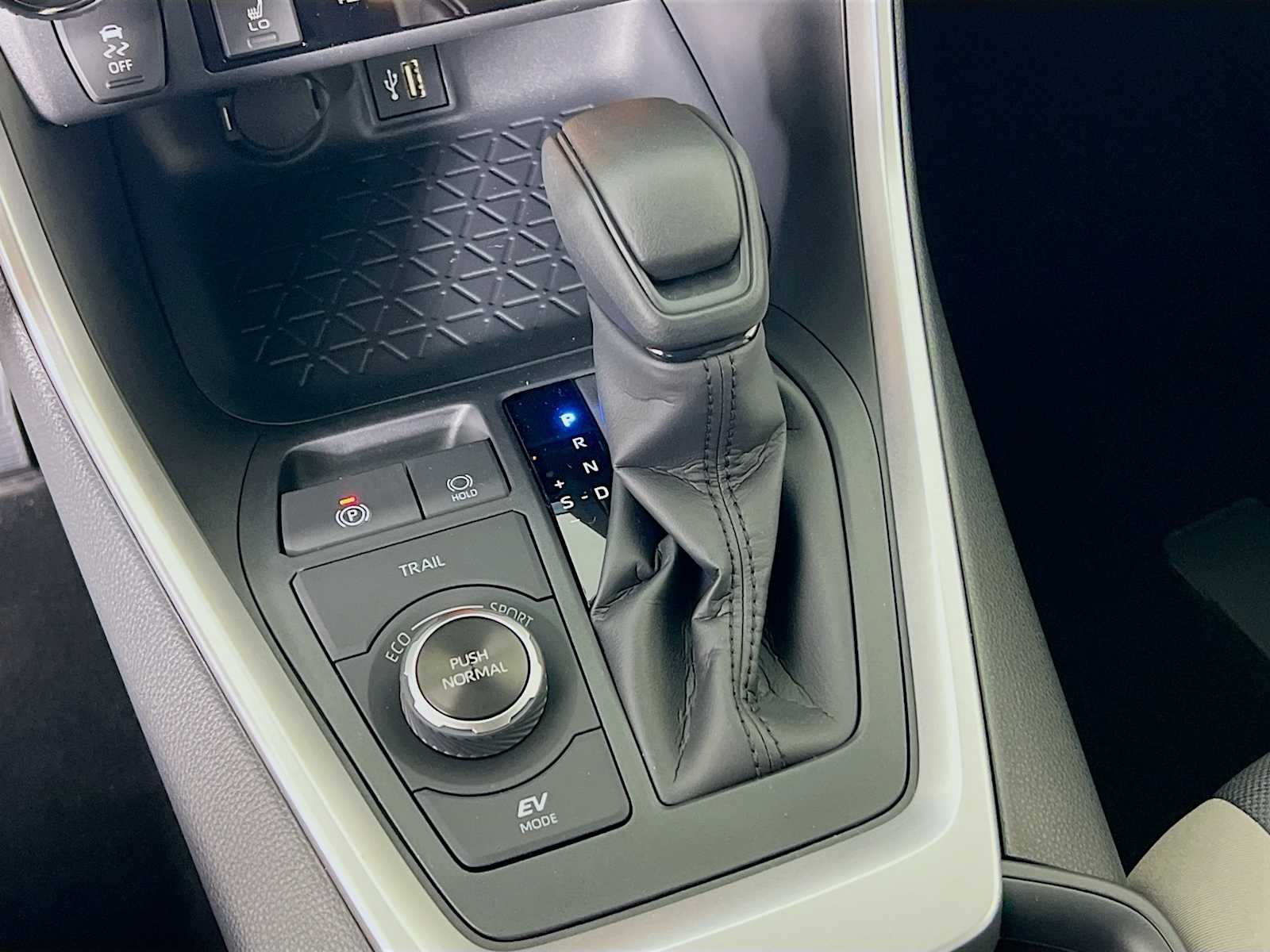 2025 Toyota RAV4 Hybrid XLE - Photo 11