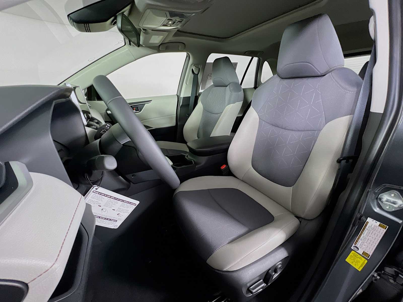 2025 Toyota RAV4 Hybrid XLE - Photo 12