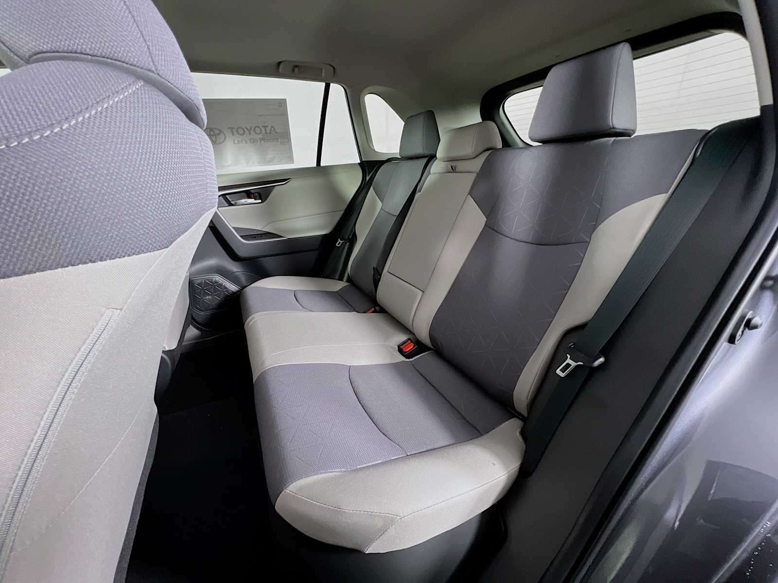 2025 Toyota RAV4 Hybrid XLE - Photo 13