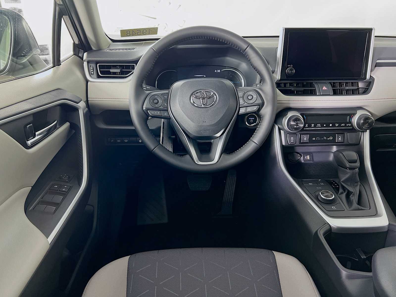 2025 Toyota RAV4 Hybrid XLE - Photo 15