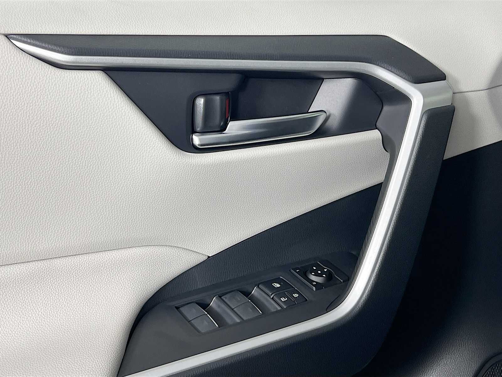 2025 Toyota RAV4 Hybrid XLE - Photo 16