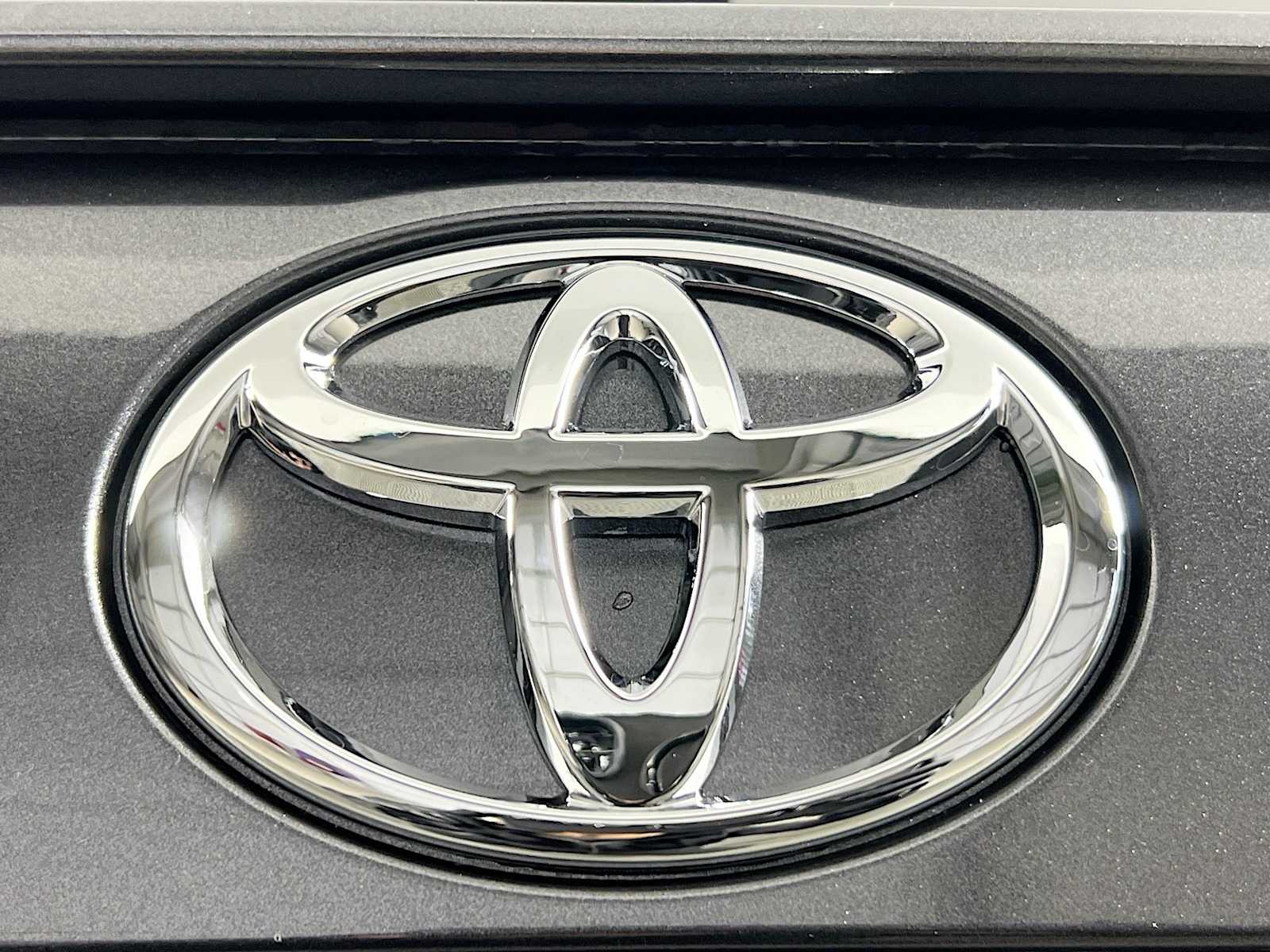 2025 Toyota RAV4 Hybrid XLE - Photo 18